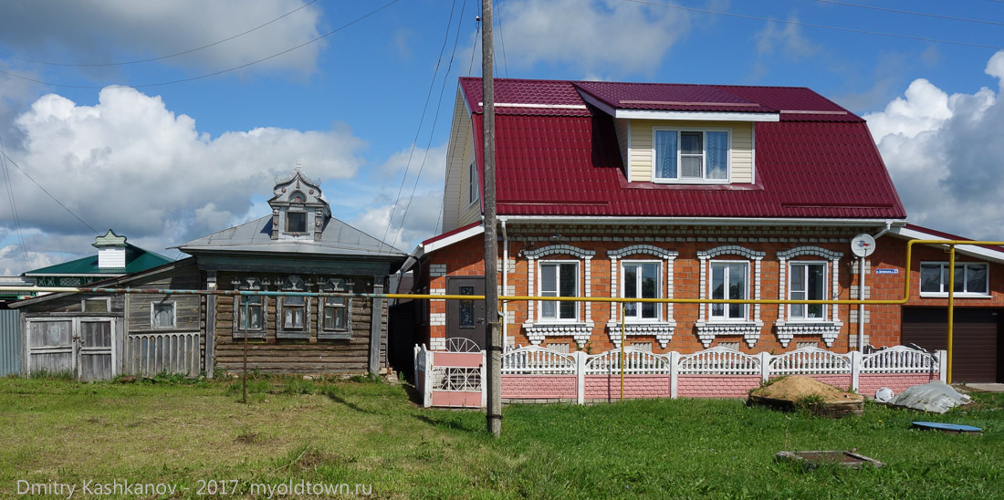 Абабково - село контрастов. Фото старых домов рядом с новыми