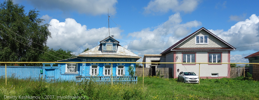 Абабково - село контрастов. Фото старых домов рядом с новыми