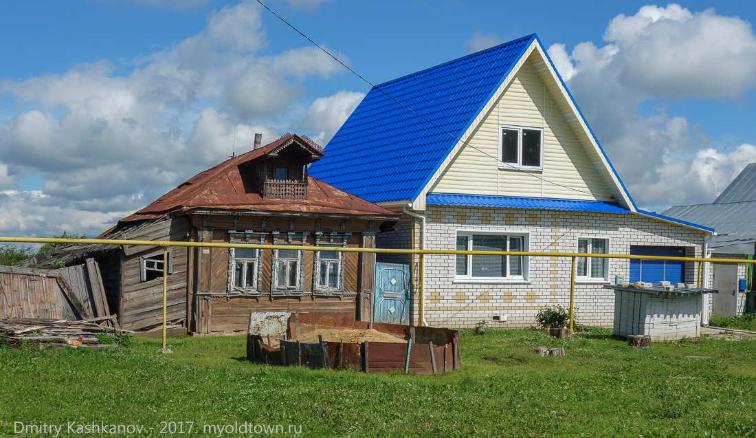 Фото старых деревянных домов рядом с новыми. Село Абабково