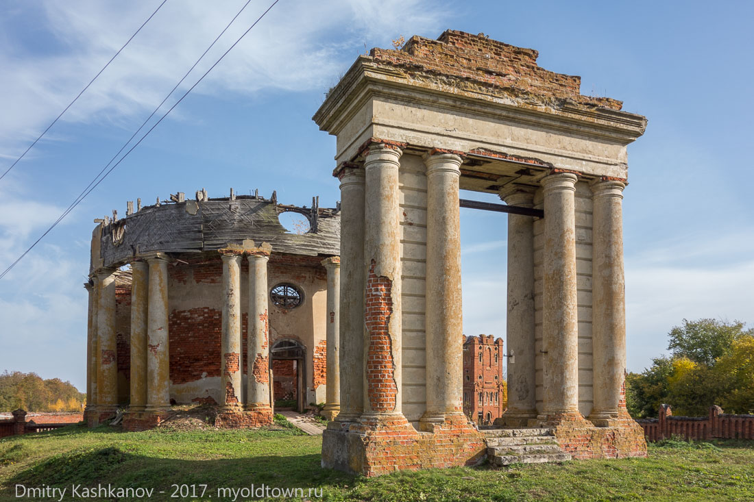 Фото разрушенной церкви и открытой звонницы в виде триумфальной арки