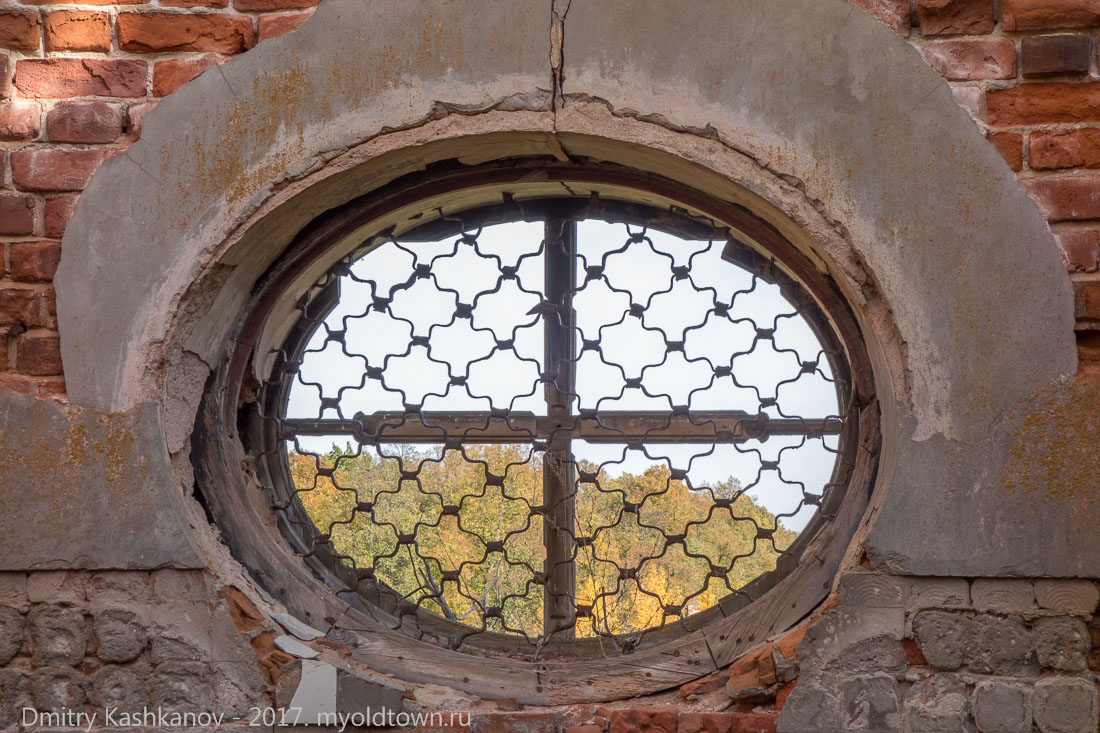 Овальное окно в разрушенной церкви