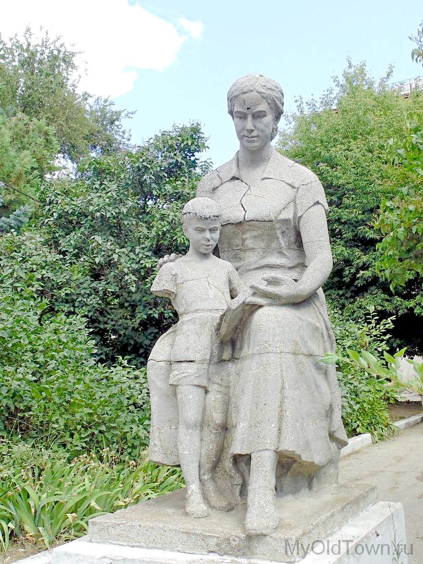 Скульптура Мать и дитя. Фото Волгограда