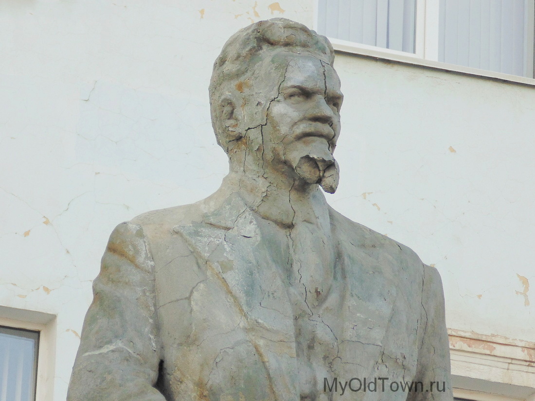 Памятник Калинину. Фрагмент. Фото Волгограда