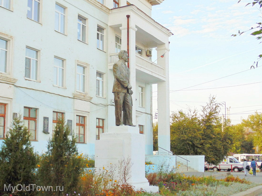 Памятник Калинину. Фото Волгограда