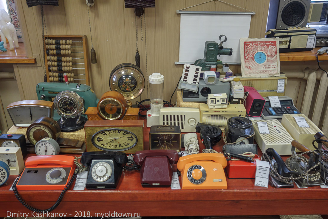 Старые телефоны, часы, радио
