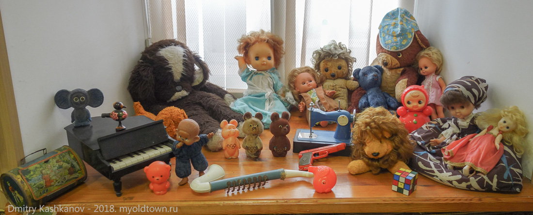 Игрушечный рояль, плюшевые мишки, куклы времен СССР. Фото