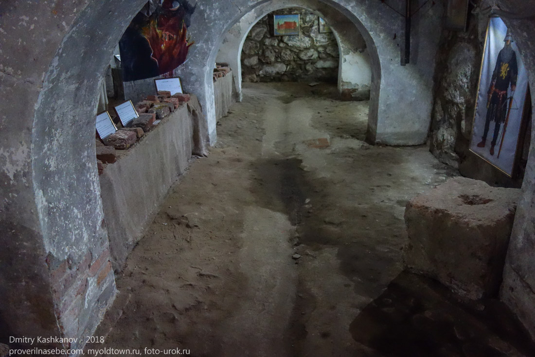 Как устроена канализация в средневековом замке. Сливная канавка в подвале