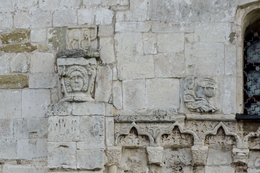 Георгиевский собор. Старинная резьба по камню на фасаде