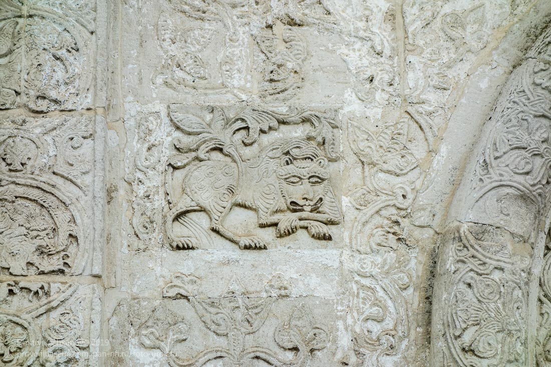 Белокаменная резьба на стенах Георгиевского собора. Юрьев-Польский