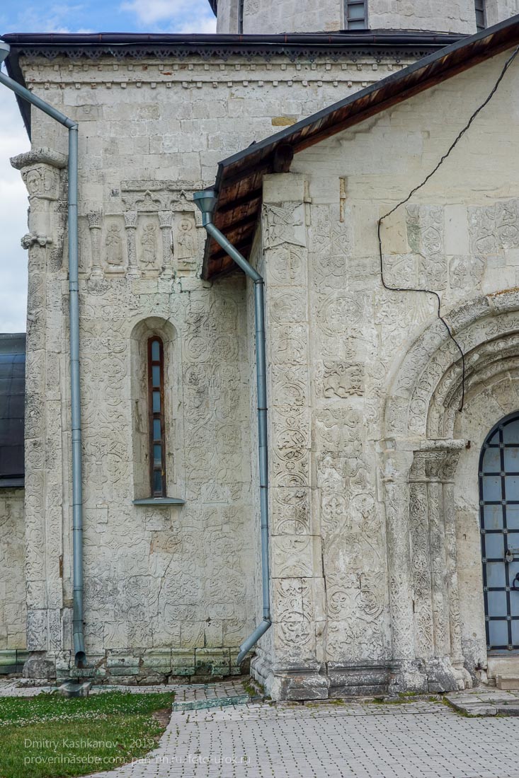 Георгиевский собор в Юрьеве-Польском. Фрагмент резьбы по камню на северном портале