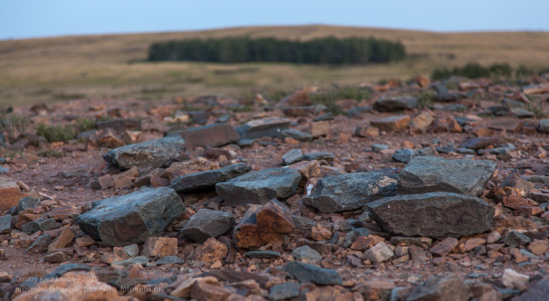 Камни на вершине горы Шаманки. Заповедник Аркаим. Челябинская область