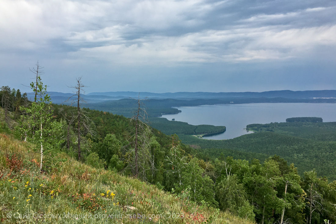 Вид на озеро Тургояк с вершины Заозерного хребта