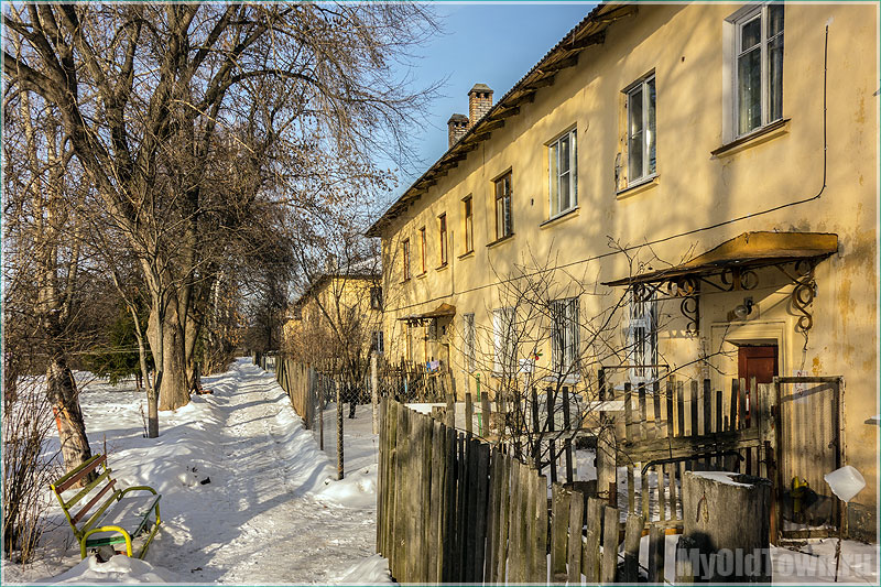 Улица Афанасьева, д. 19. Желтый двухэтажный дом. Фото