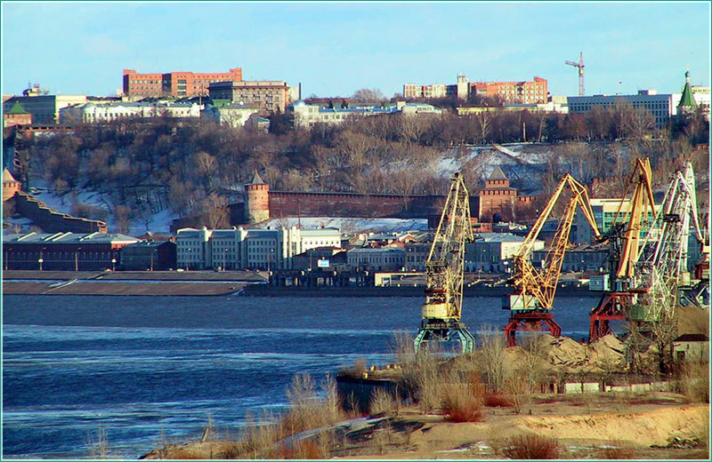Портовые краны и верхняя часть города. Фото