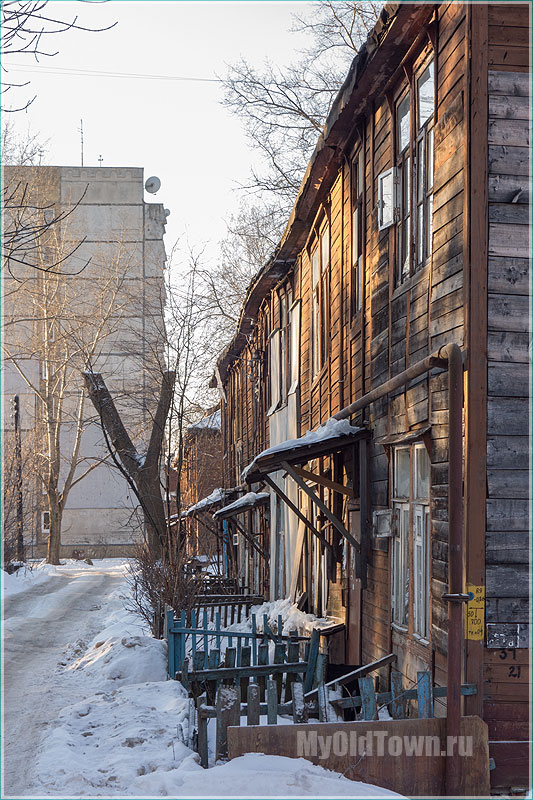 Во дворе старого деревянного дома по улица Профинтерна. Нижний Новгород
