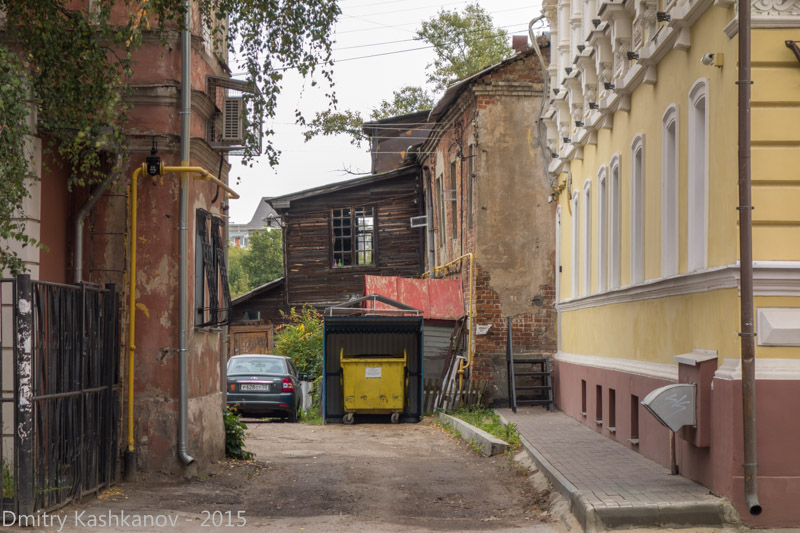Улица Ильинская, 58В. Старые деревянные дома во дворах.