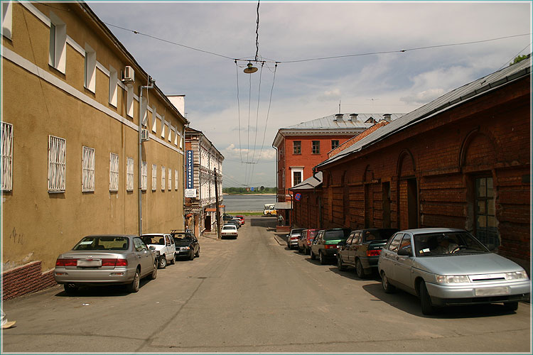 Кожевенная улица. Вид на Кожевенный переулок и реку Волгу. Фото Нижнего Новгорода