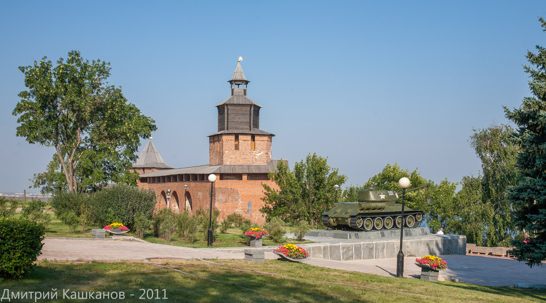 Часовая башня и танк в Нижегородском кремле. Фото