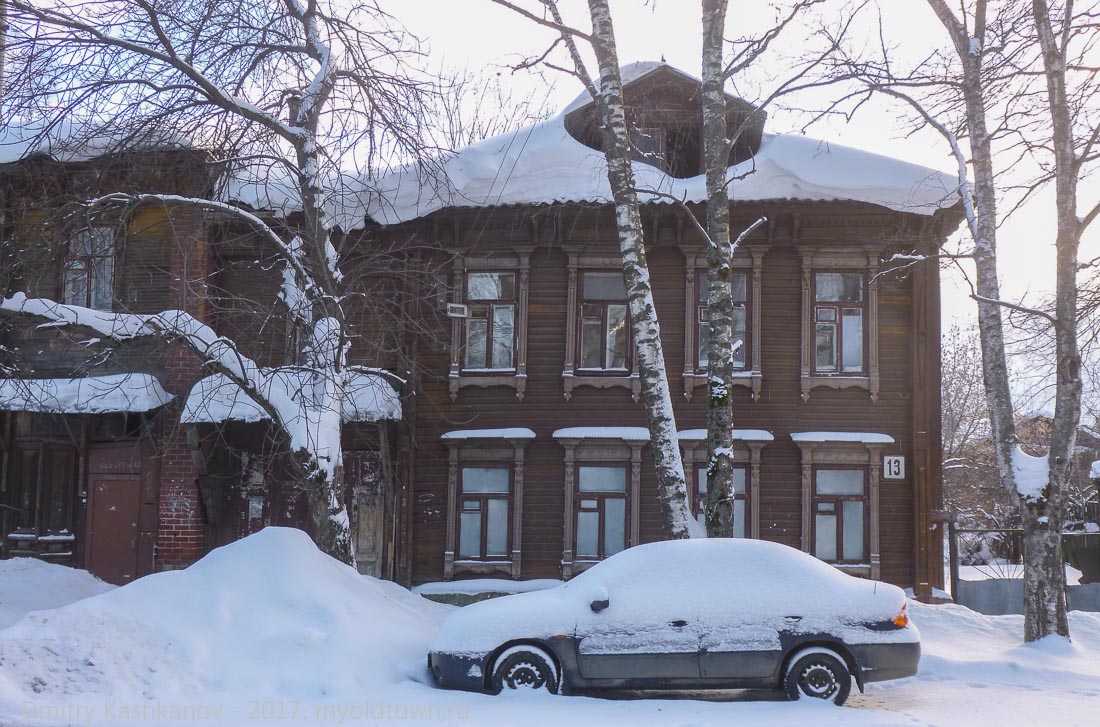Старый деревянный дом и автомобиль под снегом