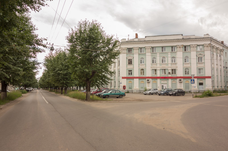 Проспект Дзержинского, дом 1. Перекресток с ул. Гагарина