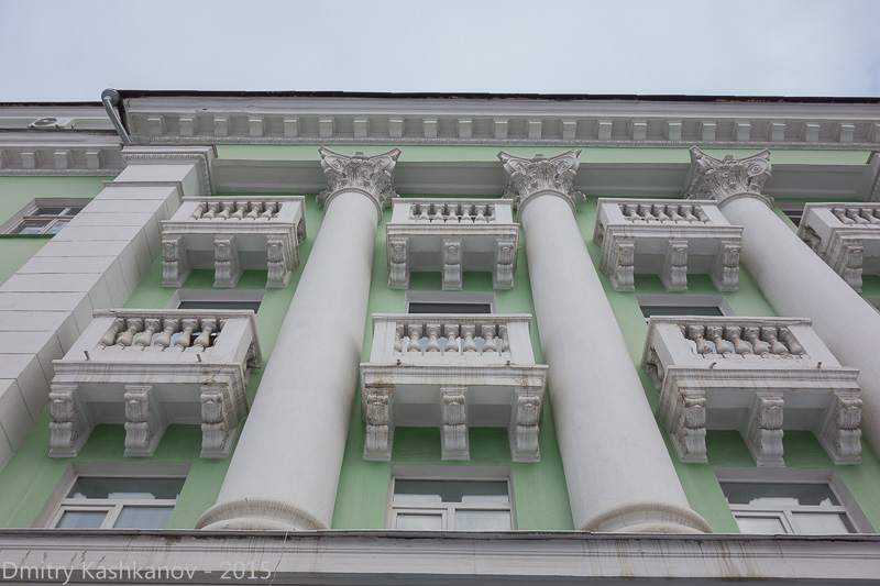 Колонны и балконы дома 61 по пр. Ленина. Дзержинск