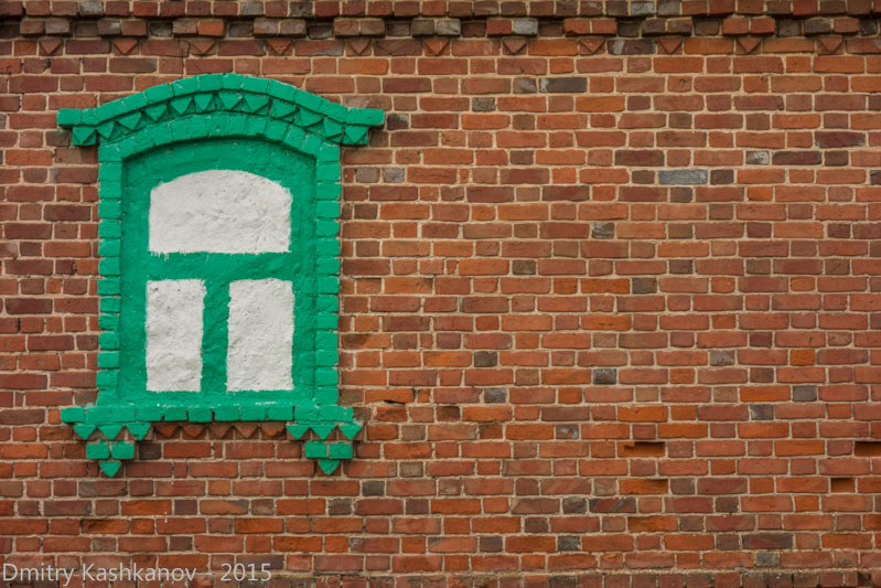 Село Толба. Кирпичная стена с нарисованным окном