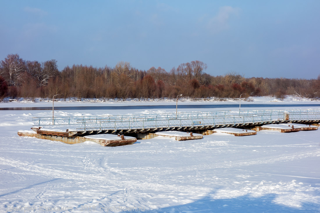 Фото Клязьмы в г. Гороховце. Понтонный мост на зимовке
