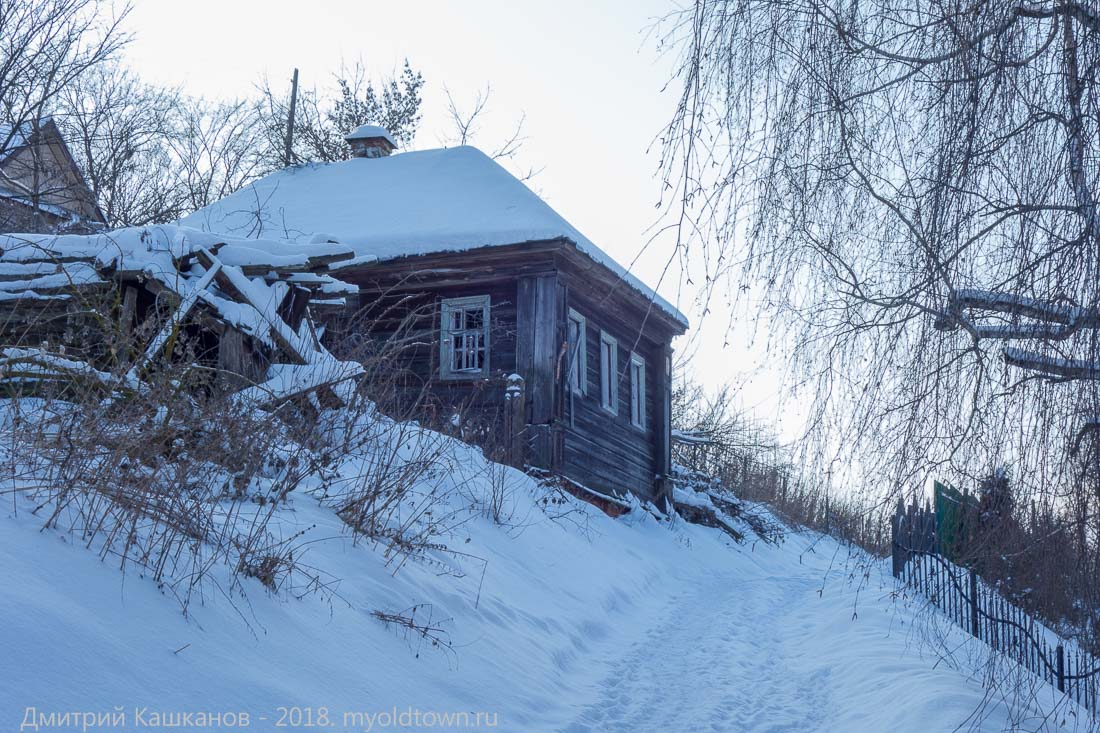 Фото Гороховца. Снег. Старый дом на склоне