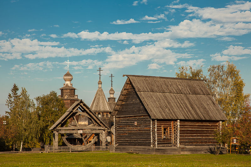 Деревянные домик, колодец, церковь. Суздаль