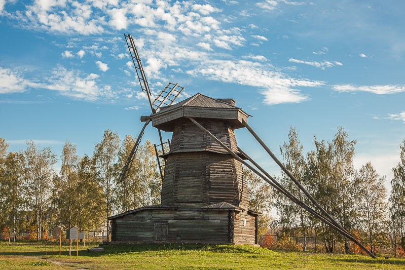 Деревянная ветряная мельница.  Фото