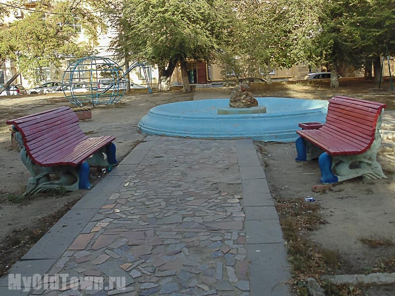 Улица Мира, дом 26. Старинные скамейки около фонтана. Фото Волгограда