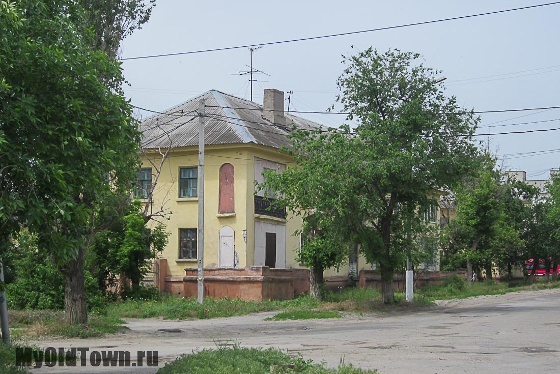 Улица Ухтомского дом 35. Старый жилой дом. Волгоград. Фото
