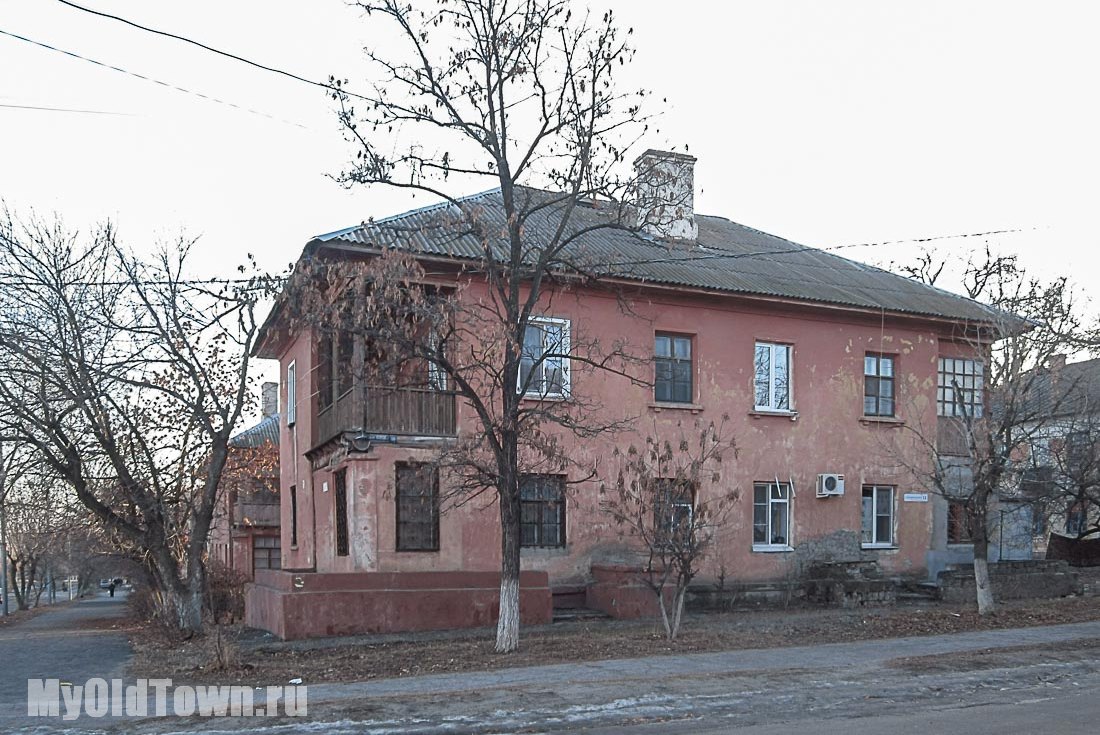 Улица Ухтомского дом 19. Старый жилой дом. Волгоград. Фото