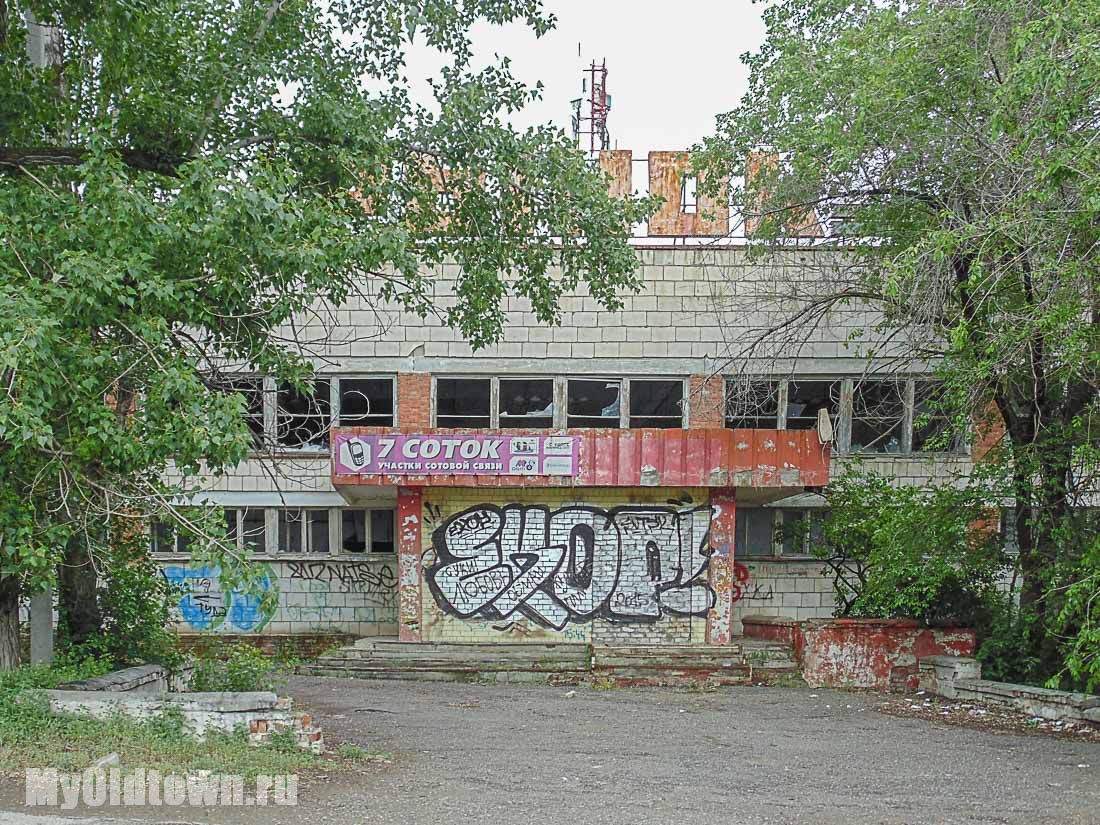 Улица Ухтомского дом 1. Волгоград. Фото здания заброшенного рынка 