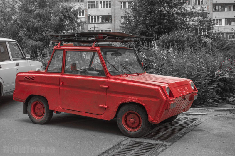 Старые автомобили. Инвалидная мотоколяска. Производство СССР. Фото