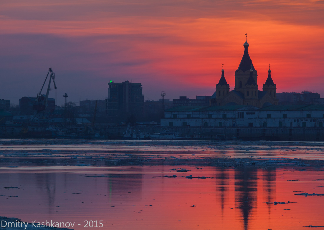 Собор Александра Невского после заката. Вид с Нижне-Волжской набережной. Фото