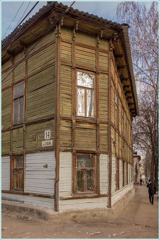 Угол улиц Студеная и Звездинки. Старый деревянный дом. Фото
