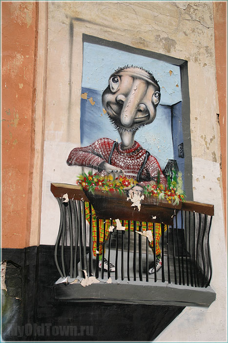 Граффити. Нарисованный балкон с человеком