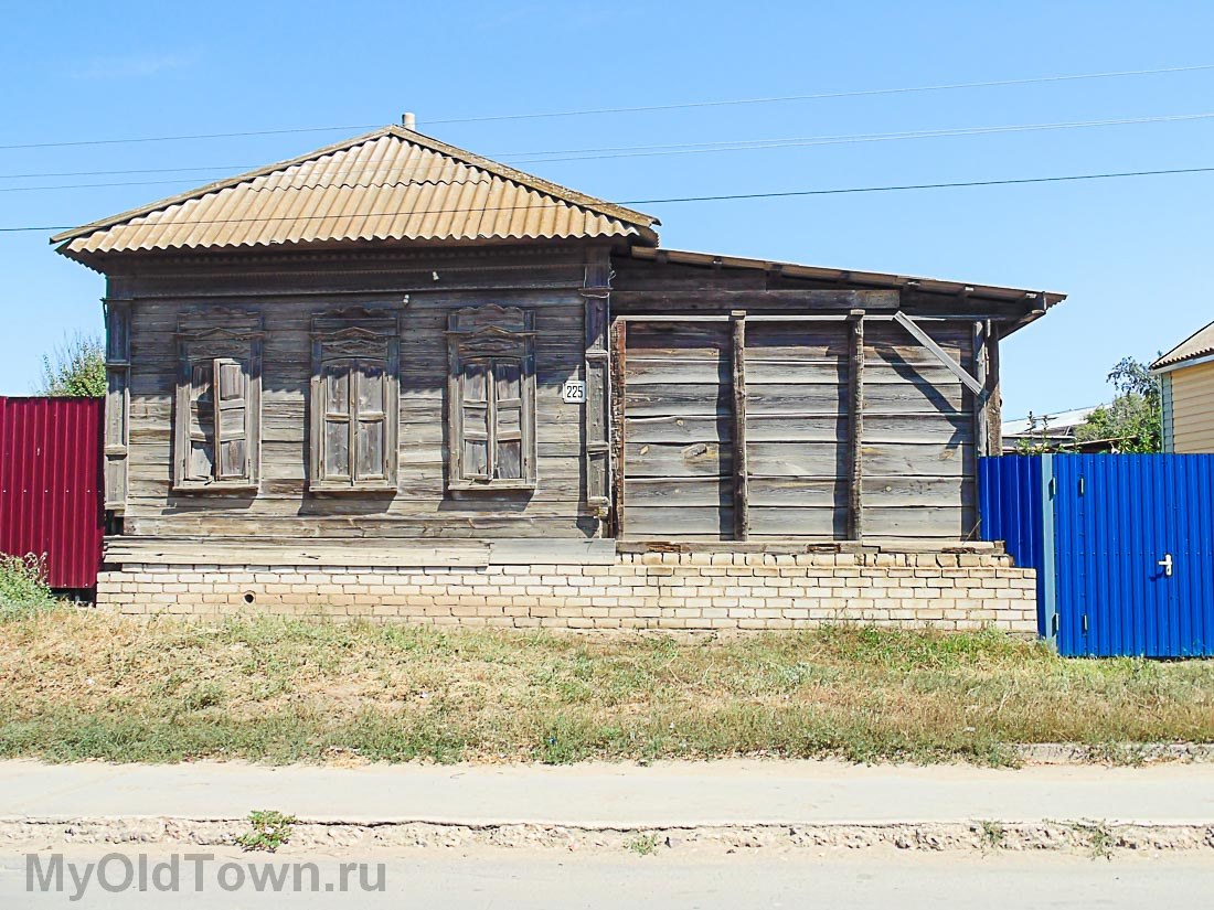 Ленинск. Улица Ленина. Фото старого деревянного дома 