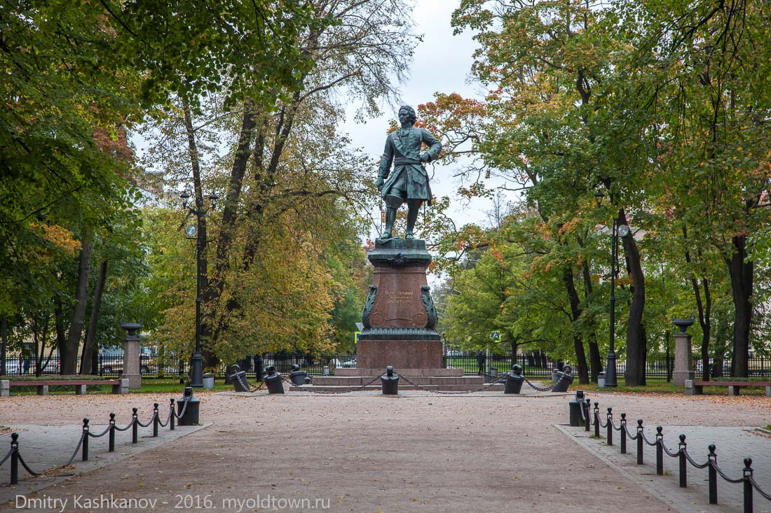 Памятник Петру I - основателю Кронштадта. Фото