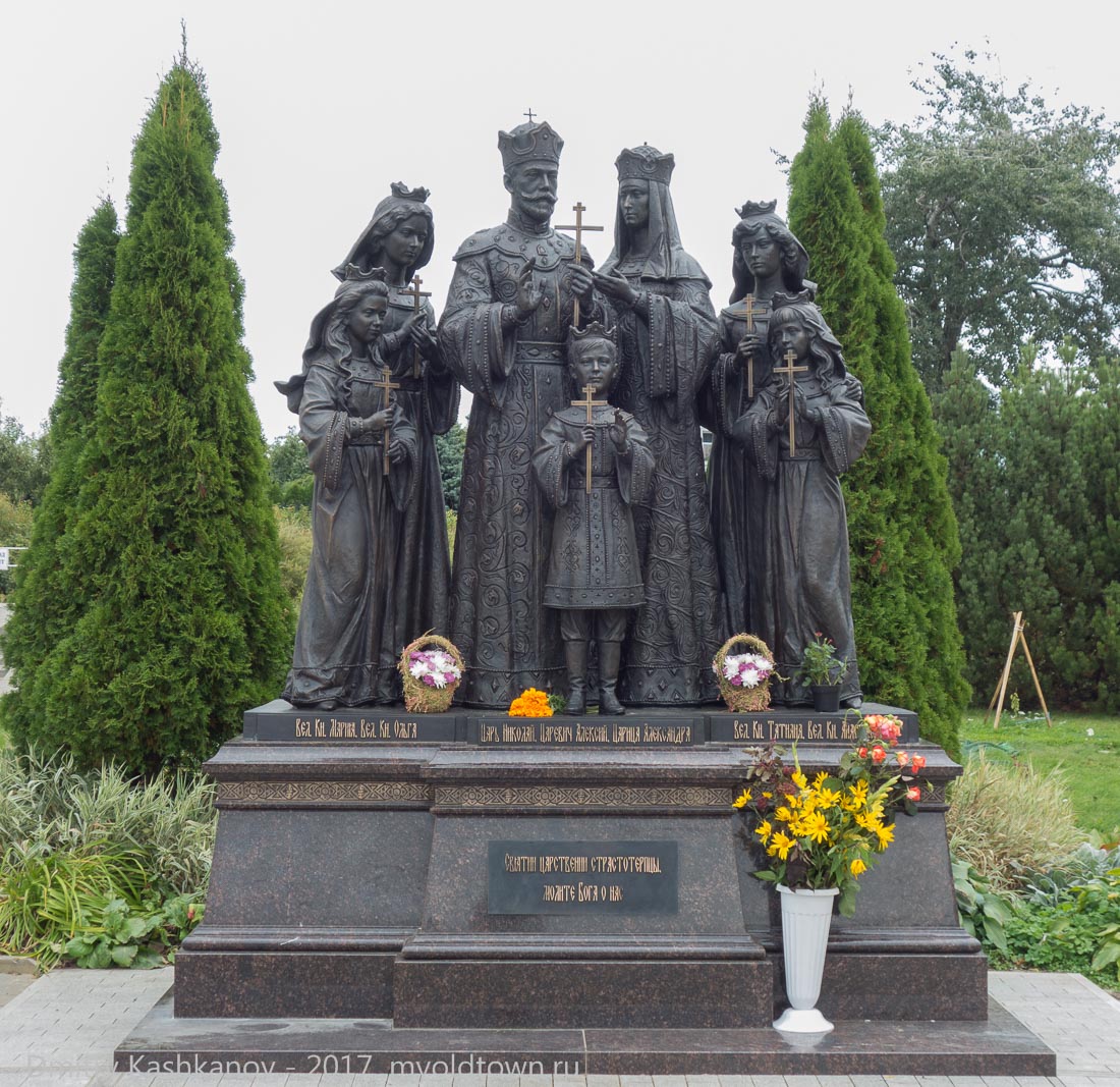 Фото памятника царской семье в Дивеево