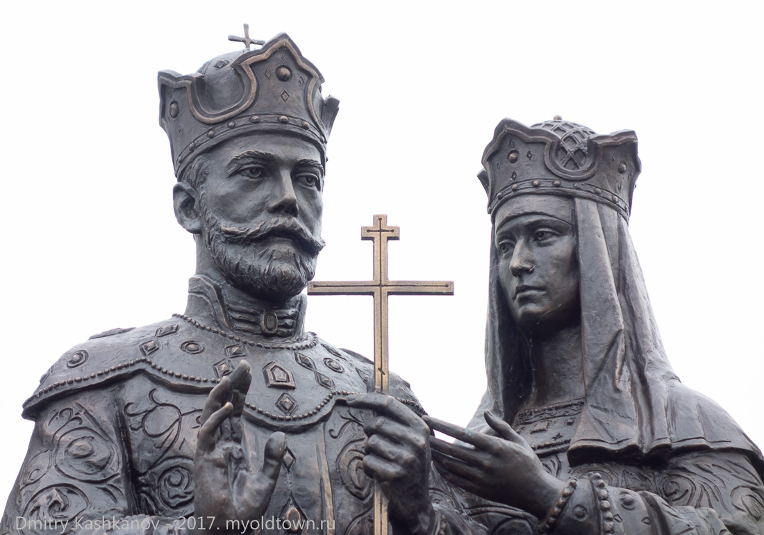 Царь Николай и Царица Александра. Фото фрагмента памятника царской семье