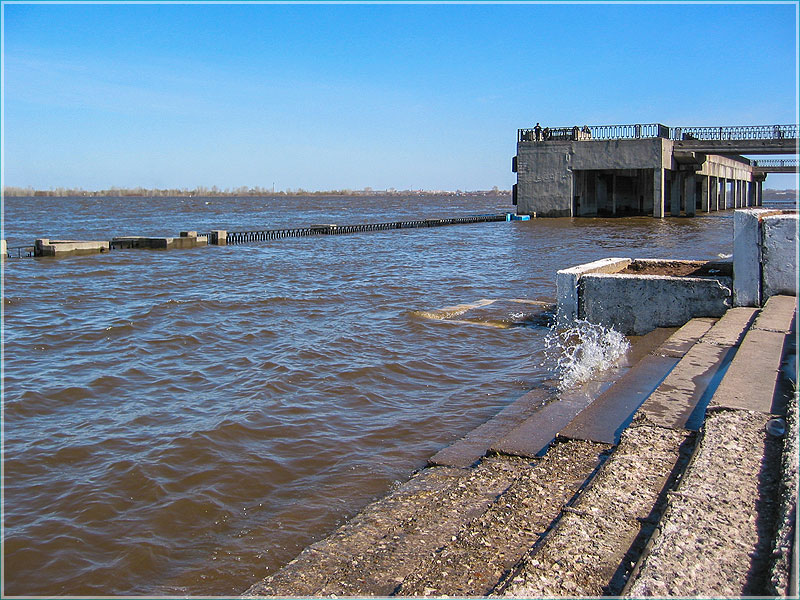 Нижне-Волжская набережная. Весенний разлив Волги. Фото