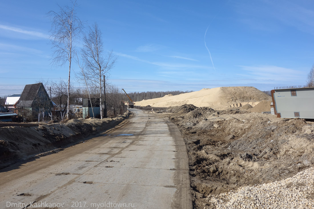 Фото от дороги на переезд у Петряевки. Подъем на виадук