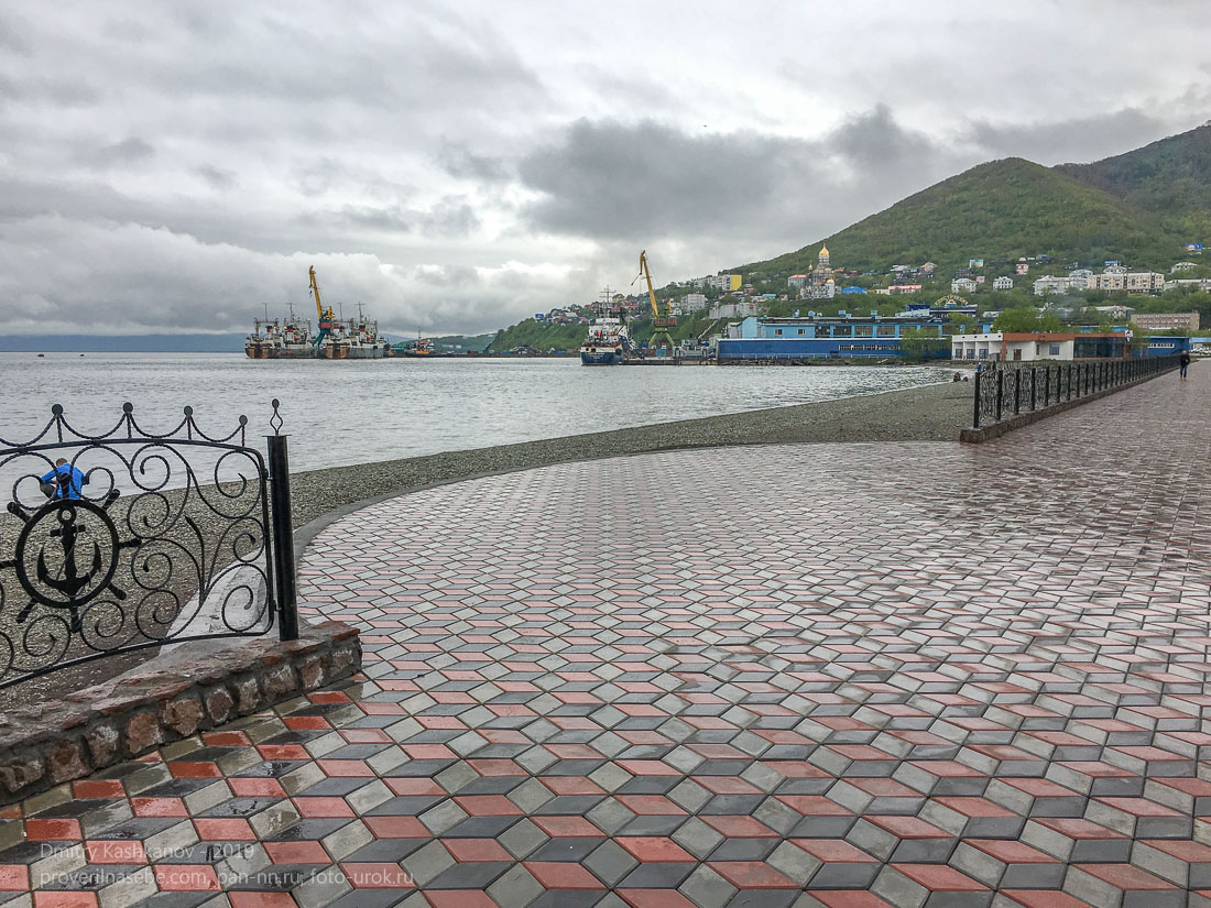 Вид с площади Ленина на Авачинскую бухту и Мишенную сопку. Петропавловск-Камчатский
