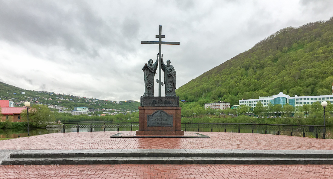 Фотография памятника святым апостолам Петру и Павлу. Петропавловск-Камчатский