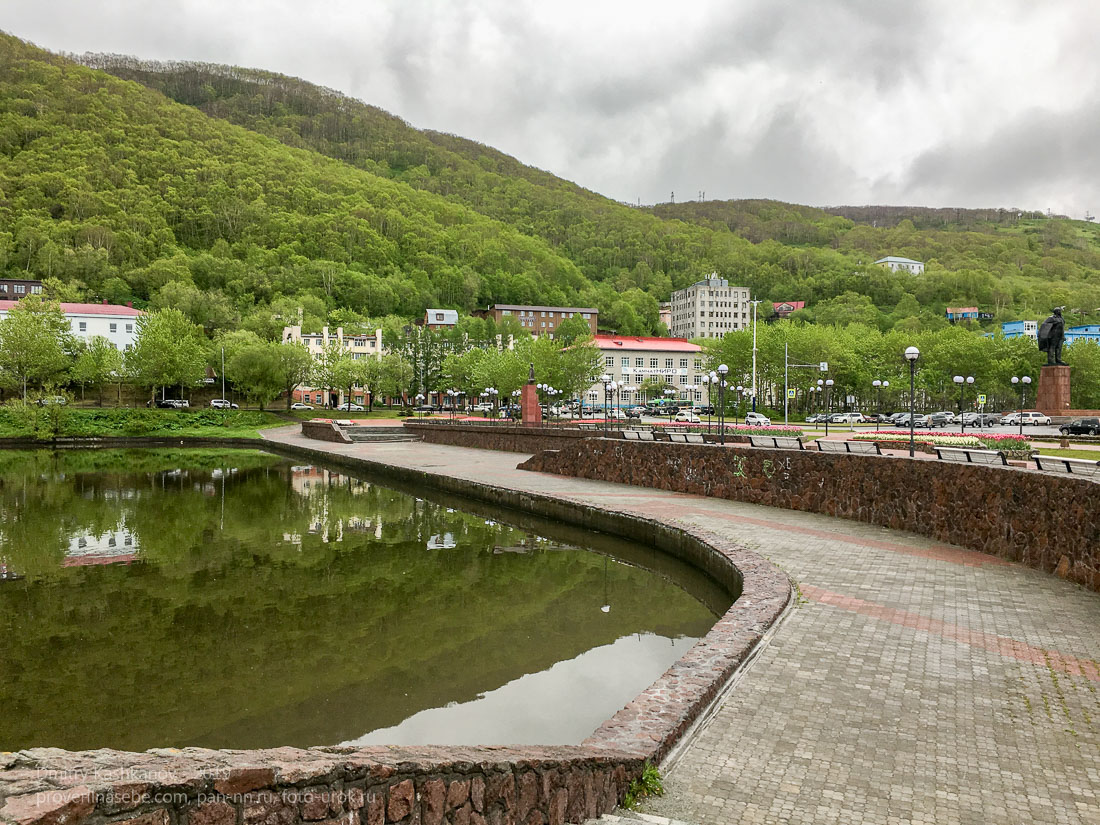 Петропавловск-Камчатский. Справа - площадь Ленина, слева -  Култучное озеро