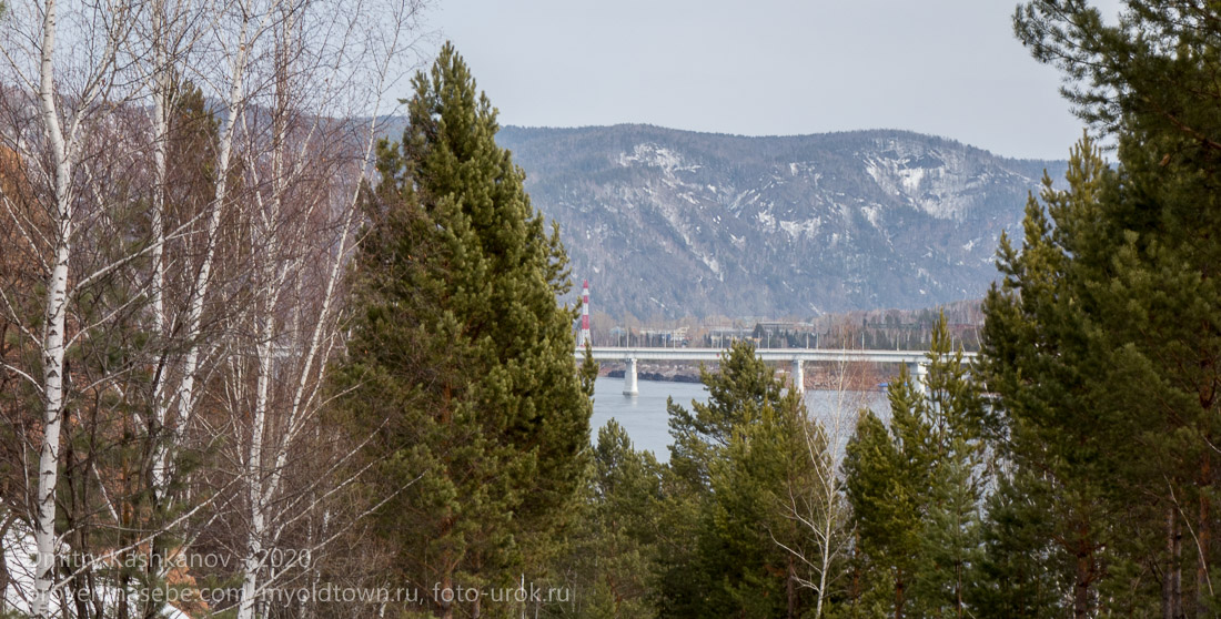 Вид с горы на мост через Енисей у Красноярской ГЭС