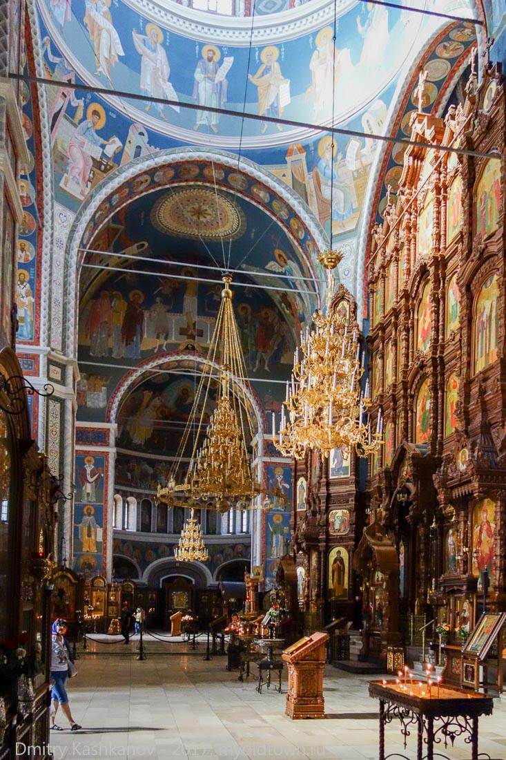 Купола и люстры собора Александра Невского