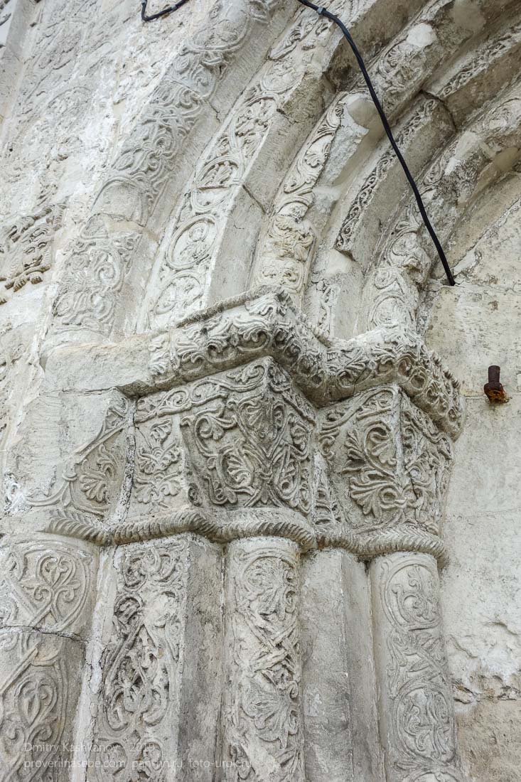 Фрагмент декорирования резьбой по камню портала Георгиевского собора